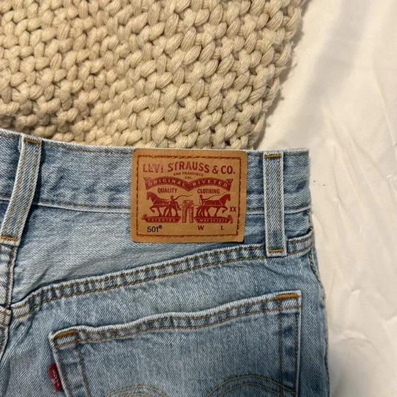 NWOT Levi’s 501 Jean Shorts Size 24 - Picture 3 of 5